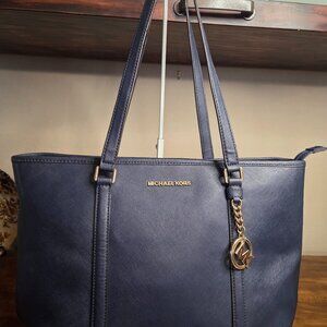 EUC Michael Kors Saffiano leather Tote Bag Navy